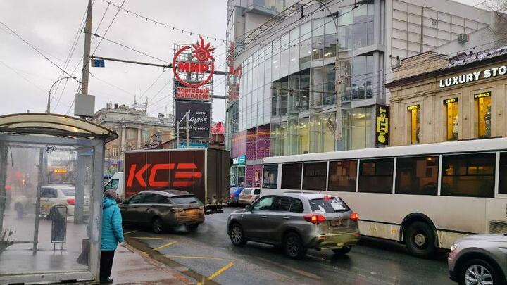 На Московской в Саратове пробка из-за ДТП с автобусом и 