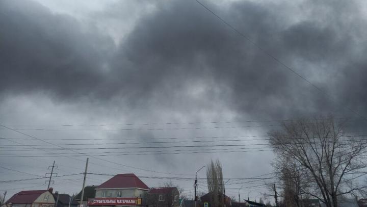 Губернатор о пожаре в Энгельсе: площадь пожара снижается, превышения вредных веществ не выявлено