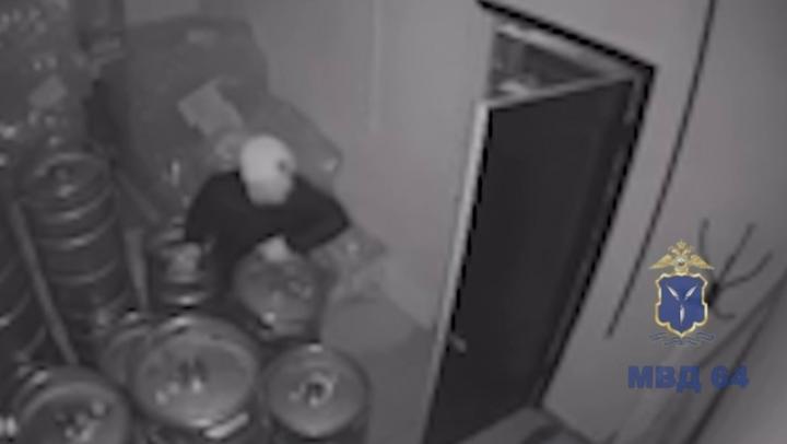 Саратовец украл из магазина 7 бочек из-под пива