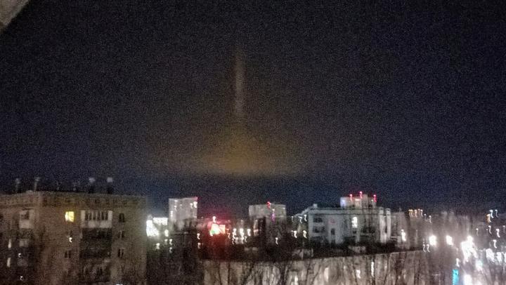 Ночью над Саратовом возник оранжевый столб