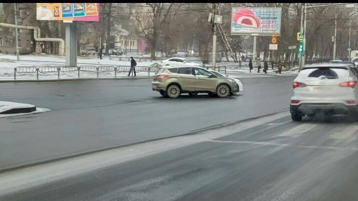 Две иномарки создали пробку на 