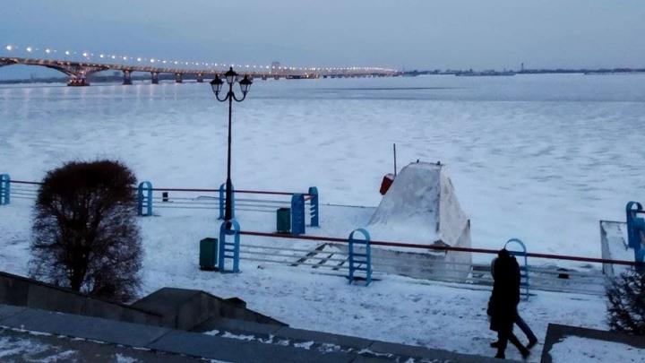 Саратовцы нарушают запрет выхода на лёд Волги