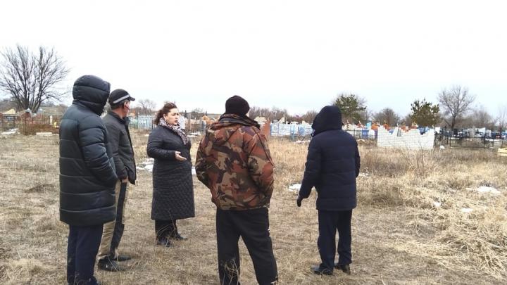 Жители поселка под Энгельсом просят поставить забор вокруг кладбища