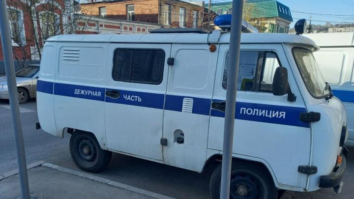 Водитель эвакуатора угрожал пистолетом саратовскому автолюбителю