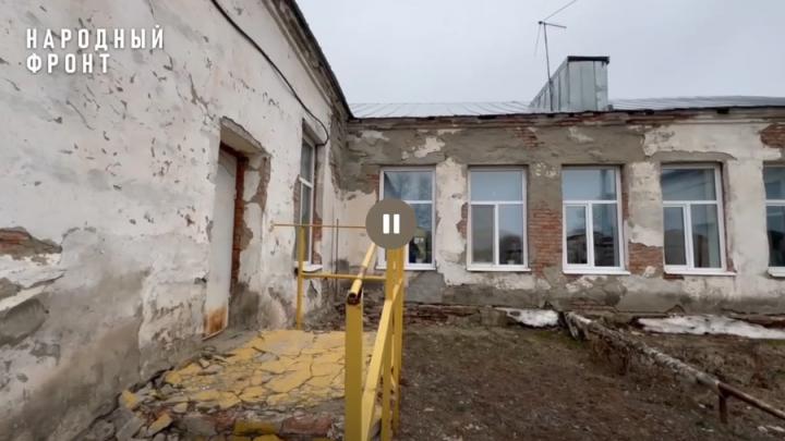 В поселке под Энгельсом разрушается школа