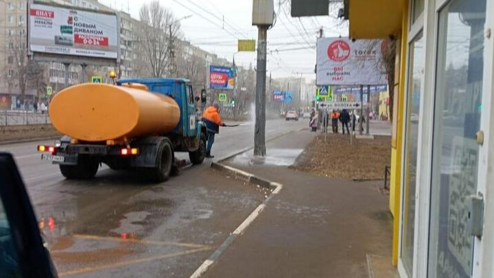 В Энгельсе на Тельмана-Волоха образовалась огромная лужа