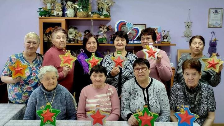Пенсионеры из Базарного Карабулака научились изготавливать открытки ко Дню защитника Отечества