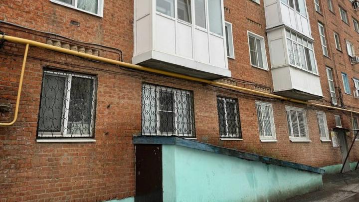 Жители Энгельса жалуются на подтопленные подвалы в 8 многоэтажных домах