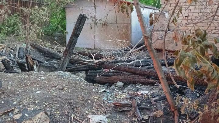 Пожарные тушат возгорание в гаражном кооперативе на Танкистов в Саратове