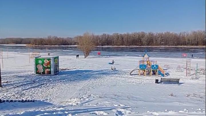 В Волге у энгельсского пляжа спасатели ищут человека