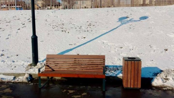 В Саратове восстановили скамью и урну на набережной