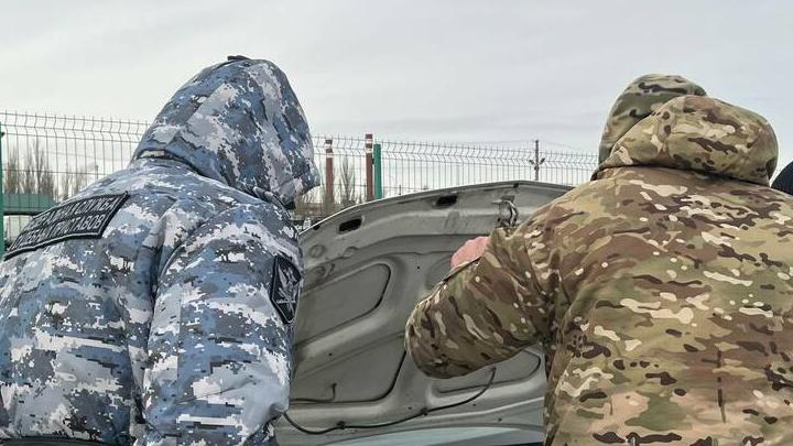 Судебные приставы Саратовской области передали конфискованные машины на нужды СВО