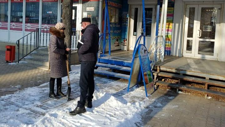Бизнесменам в Энгельсе напомнили о необходимости очистки тротуаров от наледи