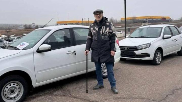 Восемь саратовцев получили новые автомобили от Социального фонда
