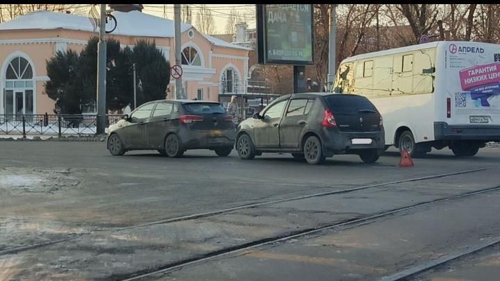 ДТП на Московской в Саратове затрудняет движение транспорта