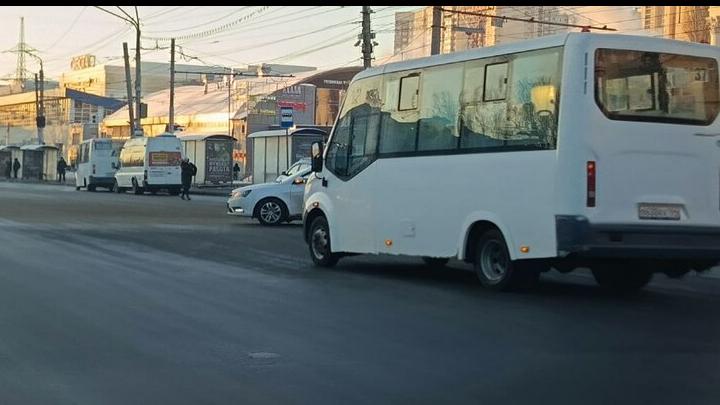 На площади Ленина в Саратове маршрутка попала в аварию