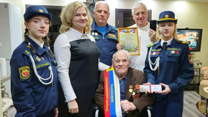 Энгельсскому ветерану вручили Юбилейную награду