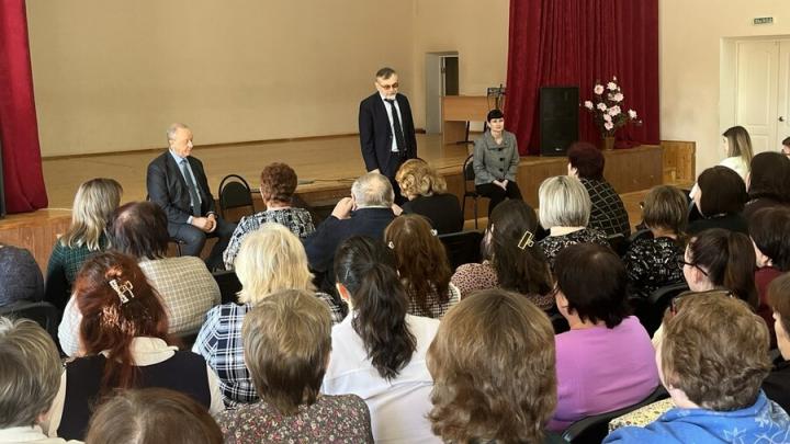 В школы Алгайского района закупят новые учебники 
