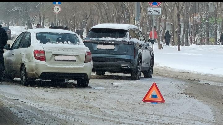 «Лада» влетела в Haval у рынка 