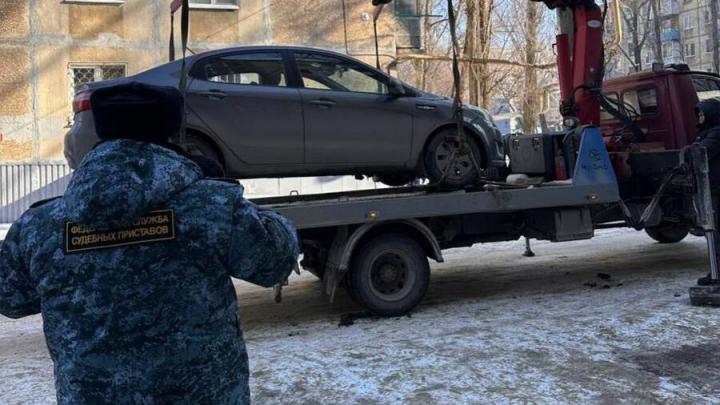 Саратовец может лишиться машины из-за долгов за ЖКУ