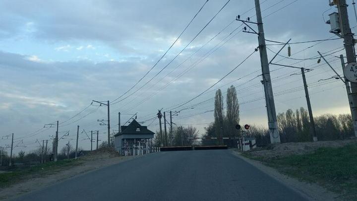 В Энгельсе ограничат движение автомобилей через переезд