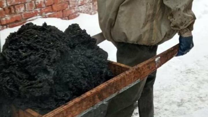 Из энгельсской канализации было извлечено два кубометра мусора