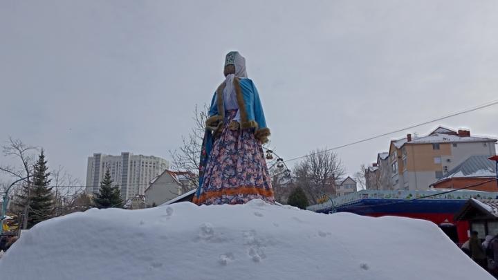 Саратовцы празднуют Масленицу