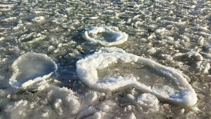 В Саратовской области спасатели начали взрывать лед