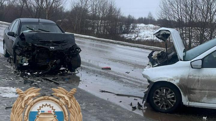Семеро пострадали в лобовом ДТП у Маркса