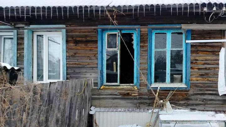 Деревянный дом на несколько квартир горел в Энгельсе