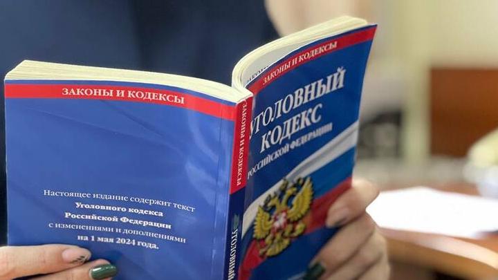 На саратовчанку упала ледяная глыба