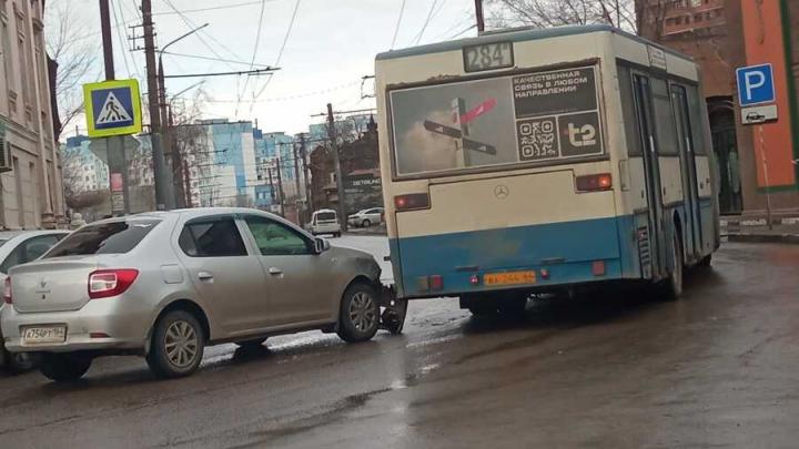 В центре Энгельса столкнулся автобус с легковым автомобилем