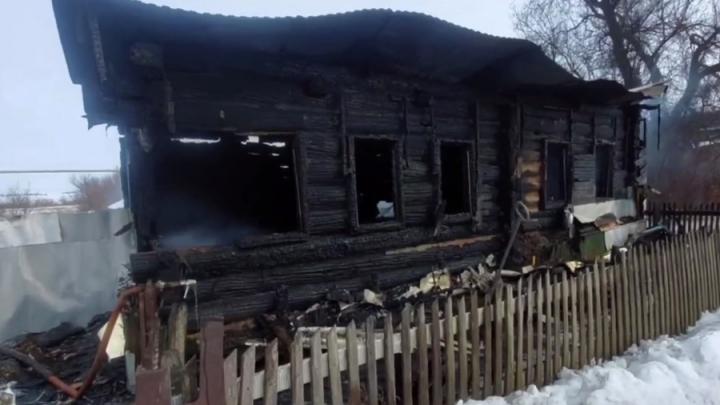 Ночью мужчина погиб в горящем доме в Ивантеевском районе