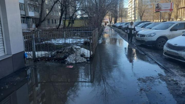 В Саратове затопило тротуары по улице Аткарской
