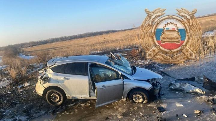 Ford вылетел с дороги: трое пострадали в ДТП в Пугачевском районе
