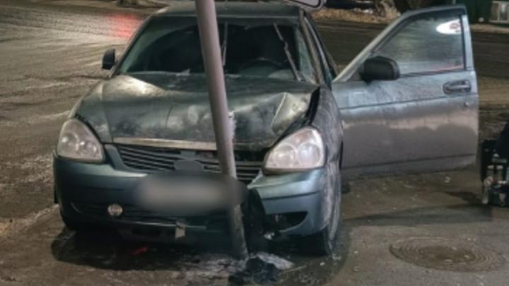 В Саратове пьяный водитель без прав снес опору дорожного знака