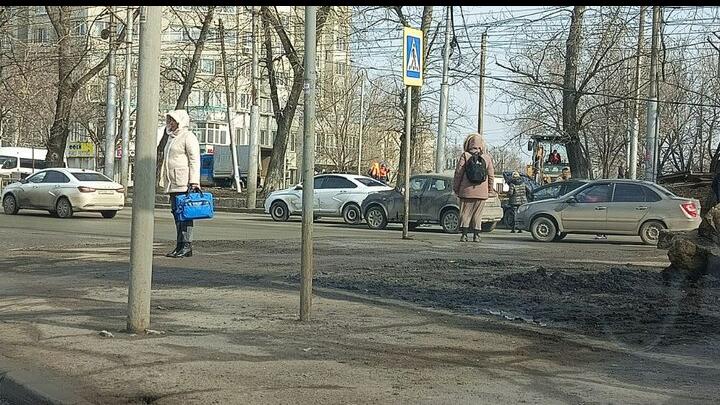 Тройная авария на Стрелке в Саратове парализовала движение по Большой Горной