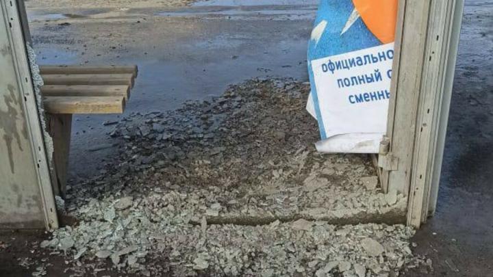 Вандалы вновь разбили стекло на остановке в Заводском районе Саратова