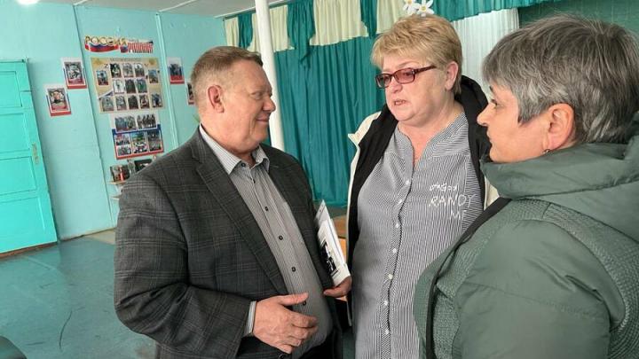 Николай Панков обсудил с жителями сёл Озинского района решение проблем