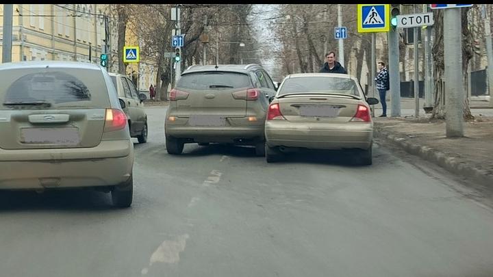 На Университетской в Саратове растет огромная пробка из-за ДТП