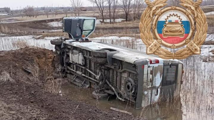 Четыре мальчика пострадали в перевернувшемся автобусе у саратовского села