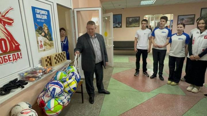Николай Панков подарил спортивный инвентарь школьникам Ершова