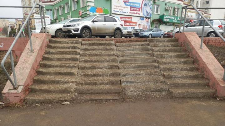 Жители Энгельса просят отремонтировать рассыпающуюся лестницу на тротуаре