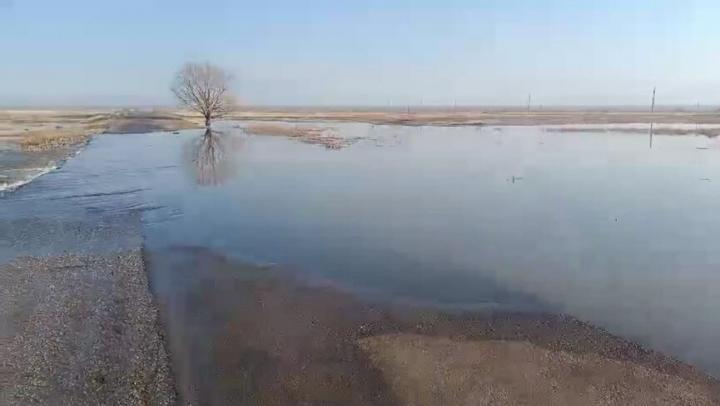 Из-за паводка в Озинском районе перекрыта дорога
