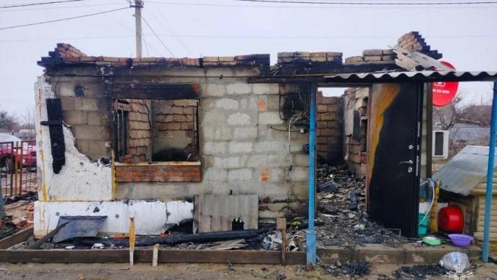 Отец и дочь получили ожоги на пожаре под Энгельсом