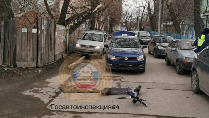Юноша на электросамокате угодил под иномарку в Саратове