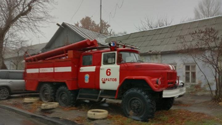 Четыре расчета тушили деревянный дом в Саратове