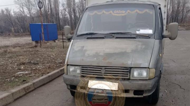 В Саратове водитель пытался остановить покатившуюся 