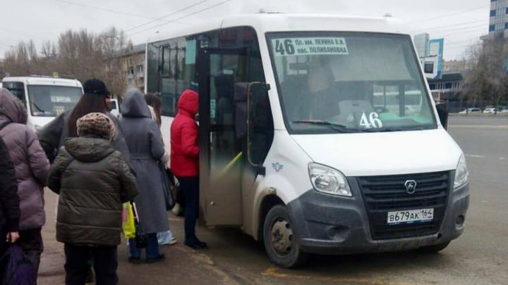 Чиновники прошлись по 46-му маршруту в Саратове: автобусов мало, пассажирам тесно