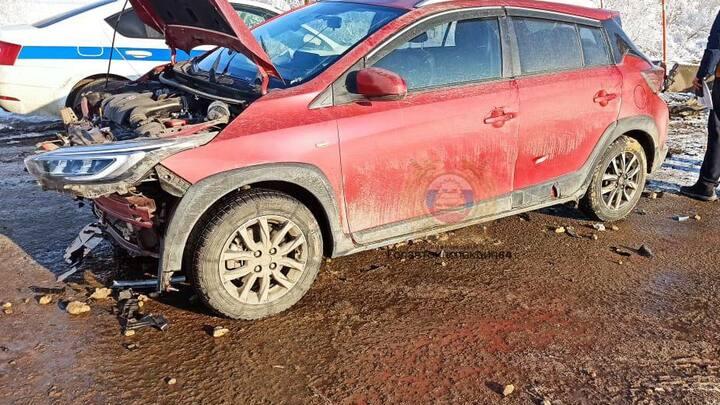 Toyota врезалась в бетонный блок в Гагаринском районе: двое в больнице